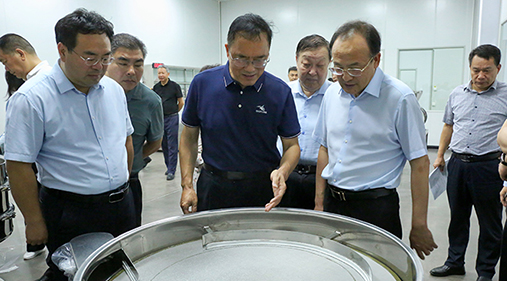 新鄉(xiāng)市市長魏建平蒞臨高服篩機調(diào)研指導